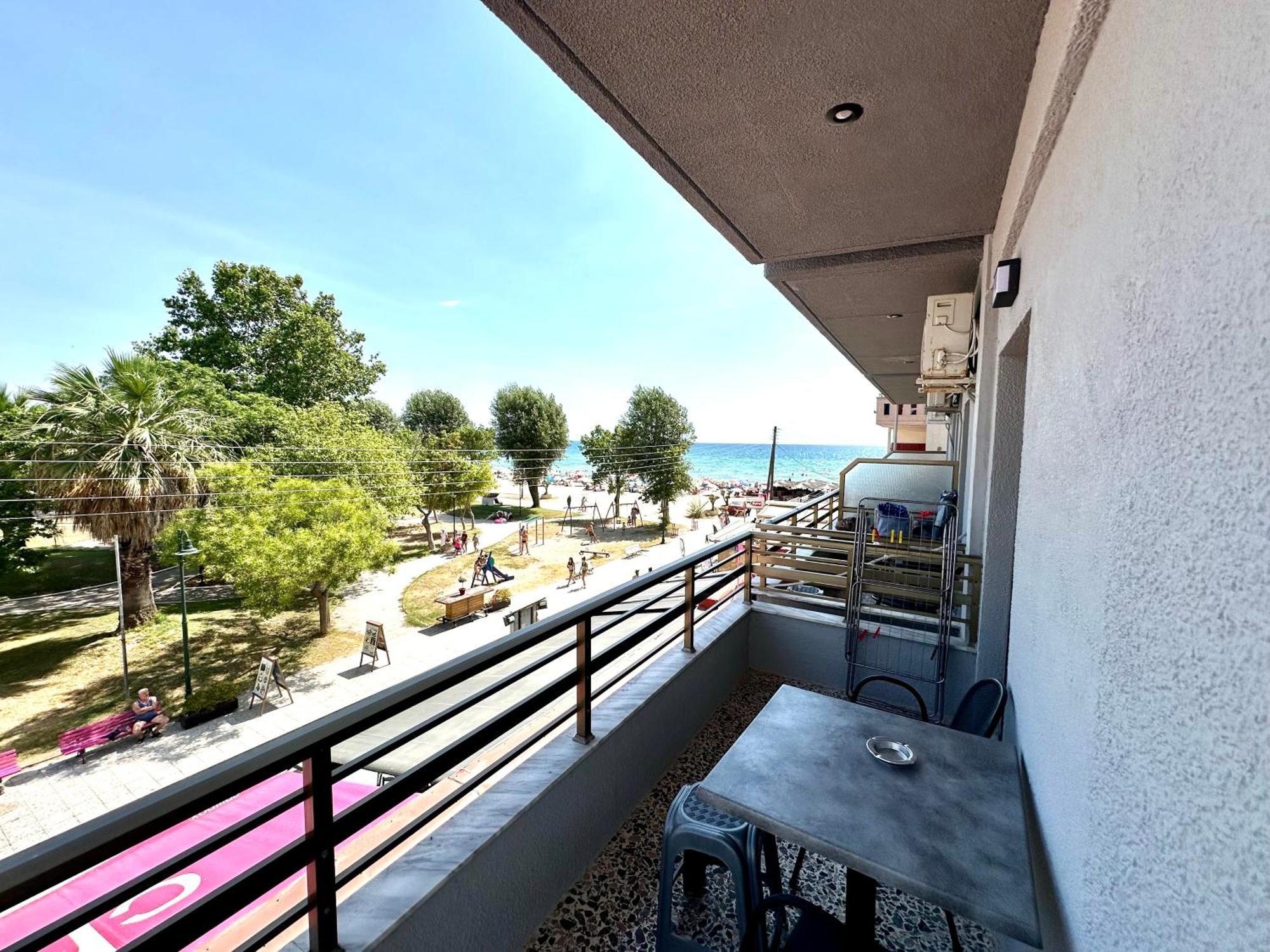 Aqua Beachfront Elegant Hotel Olympiakí Aktí Kültér fotó