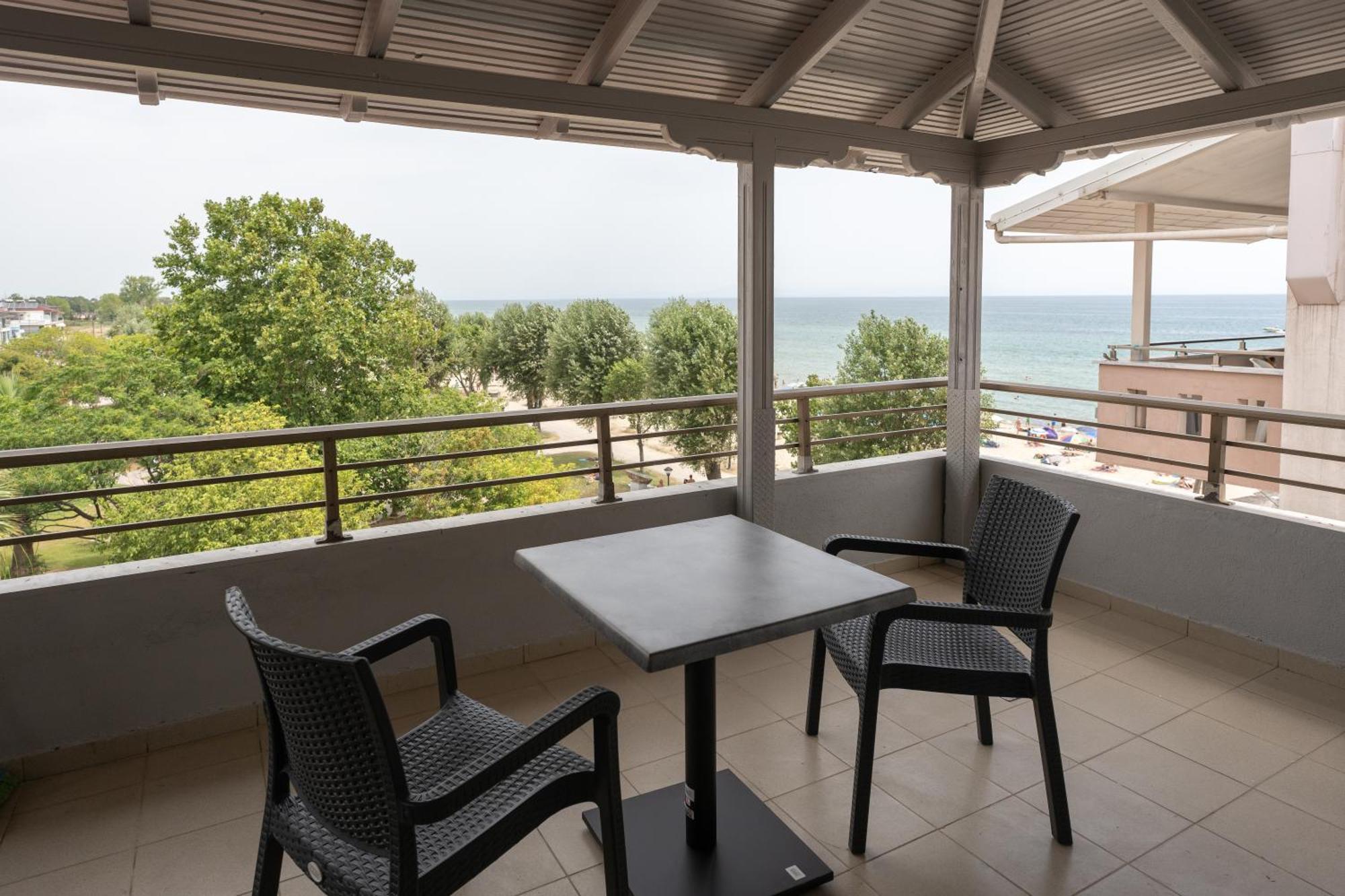 Aqua Beachfront Elegant Hotel Olympiakí Aktí Kültér fotó