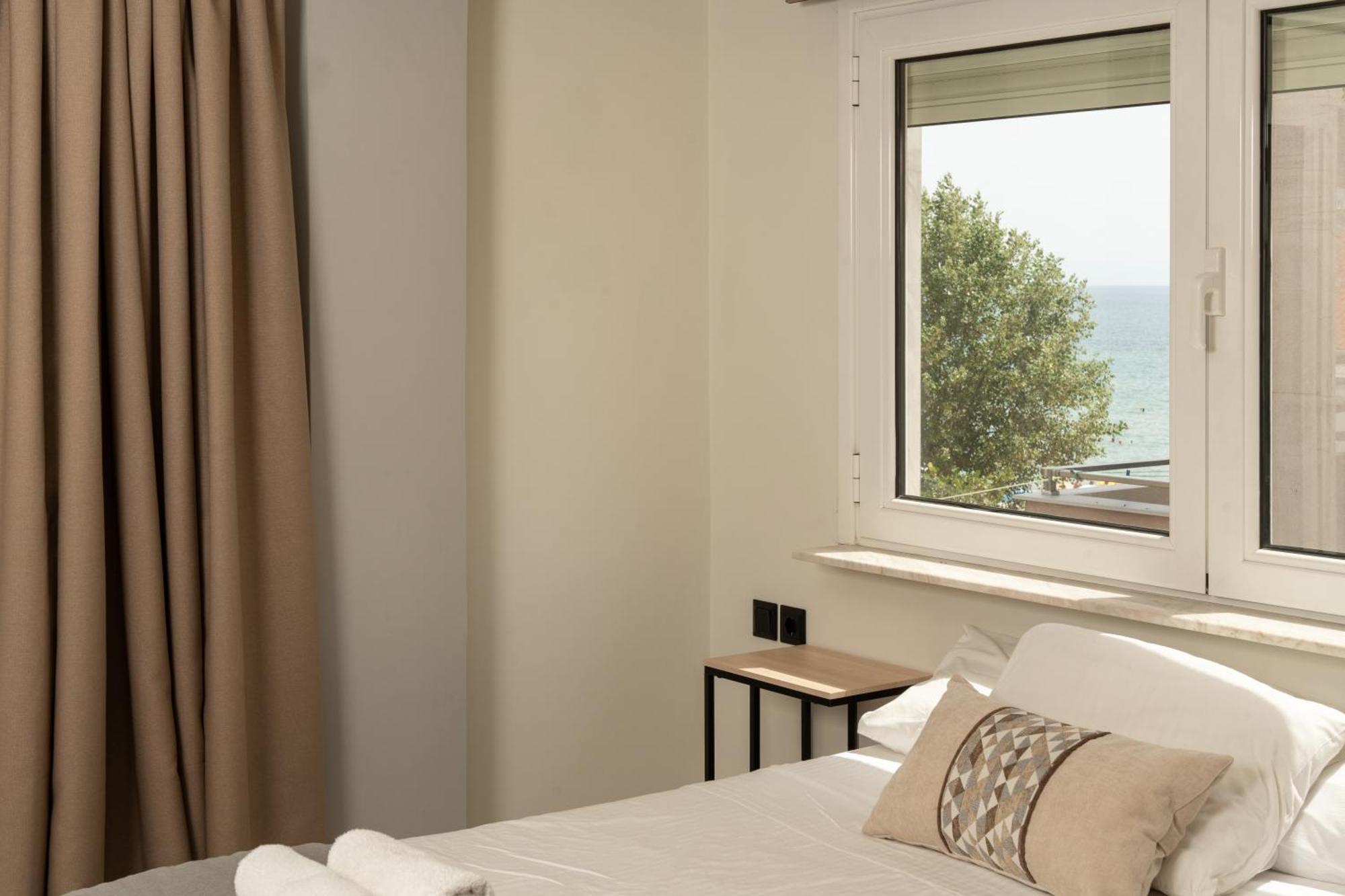 Aqua Beachfront Elegant Hotel Olympiakí Aktí Kültér fotó